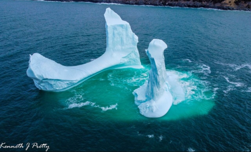 Одні непристойності. Журналісти помітили айсберг незвичайної форми біля канадського міста з незвичайною назвою